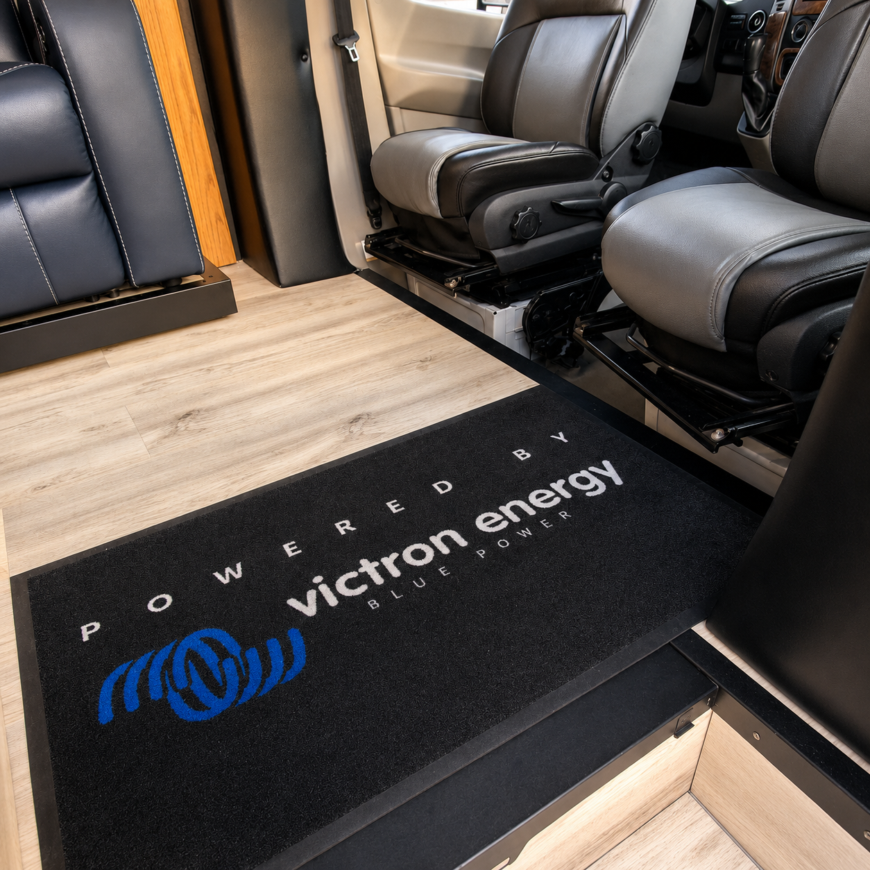 Interior: acceso y asientos de cabina